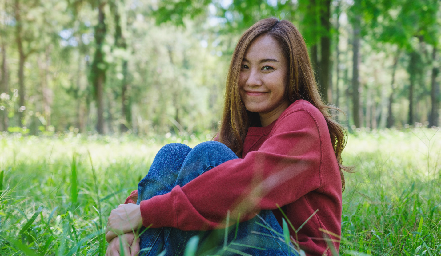 woman-sitting-in-the-grass